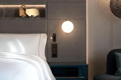 Habitación de lujo con cama extragrande - Planta superior del hotel The Westin London City. Foto 1