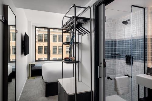 Habitación Urban con cama extragrande del hotel Arlo Midtown. Foto 3