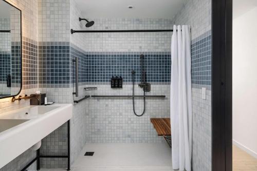 Habitación Terrace con cama extragrande - Adaptada para personas con discapacidad del hotel Arlo Midtown. Foto 2