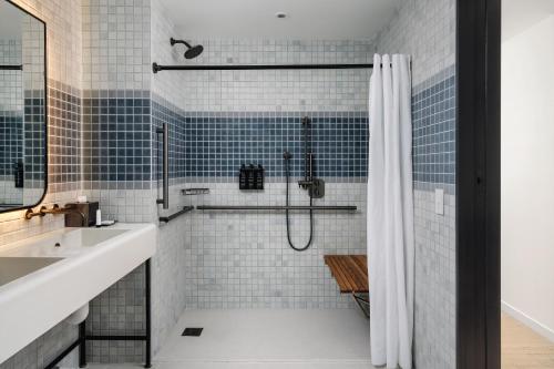 Habitación Terrace con cama extragrande - Adaptada para personas con discapacidad del hotel Arlo Midtown. Foto 6