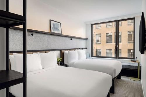 Alojamiento con 2 camas dobles del hotel Arlo Midtown