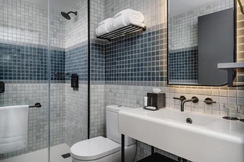 Alojamiento con 2 camas dobles del hotel Arlo Midtown. Foto 2