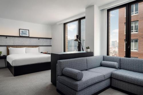 Suite con cama extragrande del hotel Arlo Midtown. Foto 5