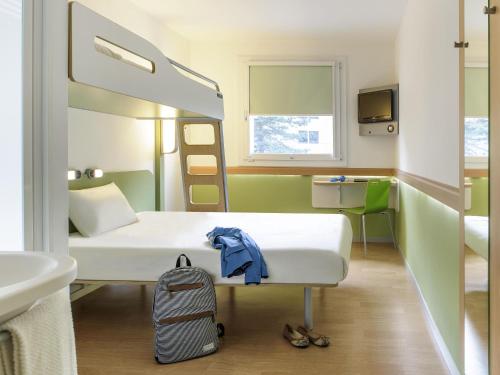 Habitación Triple Económica del hotel ibis budget Bern Expo. Foto 3