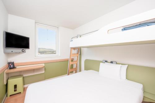 Habitación Triple Económica del hotel ibis budget Bern Expo. Foto 4