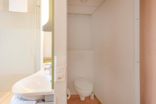 Habitación Triple Económica del hotel ibis budget Bern Expo. Foto 5