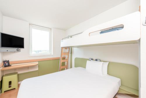 Habitación Triple Económica del hotel ibis budget Bern Expo. Foto 6
