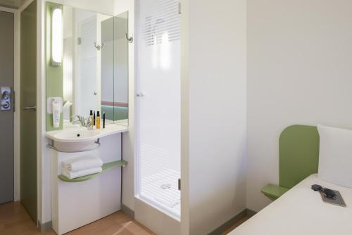 Habitación Triple Económica del hotel ibis budget Bern Expo. Foto 7