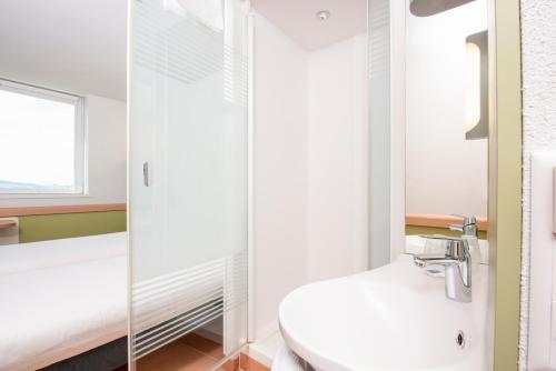 Habitación Doble - 2 camas del hotel ibis budget Bern Expo. Foto 7