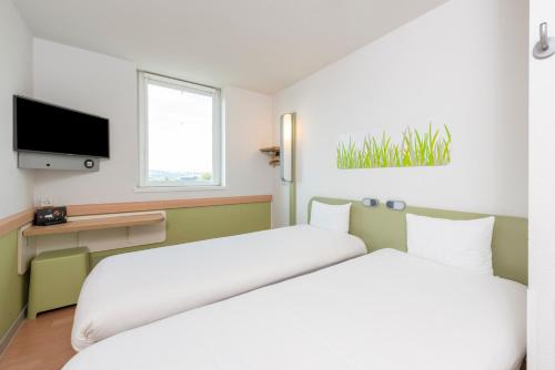 Habitación Doble - 2 camas del hotel ibis budget Bern Expo. Foto 8