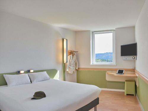 Habitación con cama extragrande - Adaptada para silla de ruedas del hotel ibis budget Bern Expo