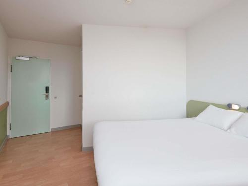 Habitación con cama extragrande - Adaptada para silla de ruedas del hotel ibis budget Bern Expo. Foto 1