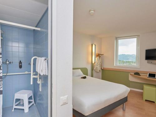 Habitación con cama extragrande - Adaptada para silla de ruedas del hotel ibis budget Bern Expo. Foto 2