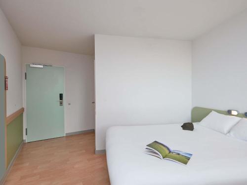 Habitación con cama extragrande - Adaptada para silla de ruedas del hotel ibis budget Bern Expo. Foto 3