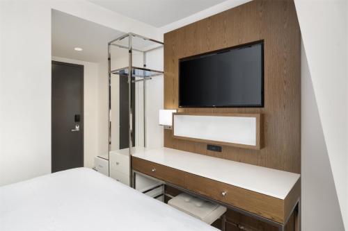 Habitación con cama grande del hotel Best Western Premier Empire State. Foto 3