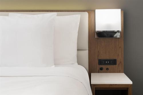 Habitación con cama grande y ducha a ras de suelo - Adaptada para personas de movilidad reducida del hotel Best Western Premier Empire State