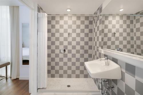 Habitación adaptada para personas de movilidad reducida con cama extragrande y ducha a ras de suelo - No fumadores del hotel Best Western Premier Empire State. Foto 3