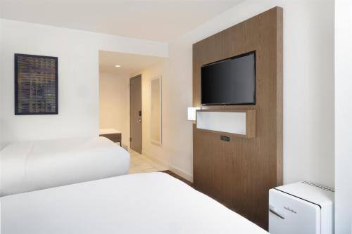 Habitación doble con 2 camas dobles adaptada para personas de movilidad reducida - No fumadores del hotel Best Western Premier Empire State. Foto 1