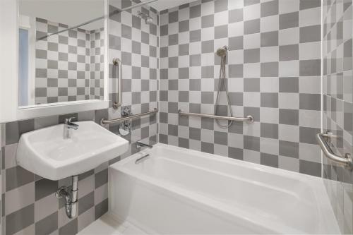 Habitación con cama extragrande - Adaptada para personas de movilidad reducida del hotel Best Western Premier Empire State. Foto 2