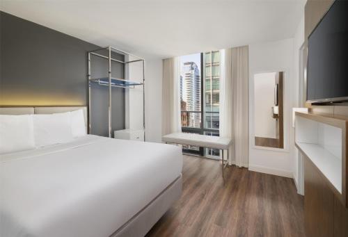 Habitación con cama grande y ducha a ras de suelo - Adaptada para personas de movilidad reducida del hotel Best Western Premier Empire State. Foto 2