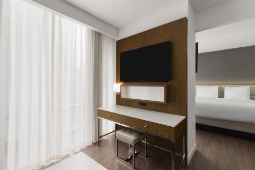 Suite con cama extragrande, bañera y sofá cama - Adaptada para personas con discapacidad - No fumadores del hotel Best Western Premier Empire State. Foto 1