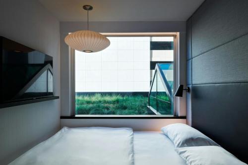 Habitación con cama extragrande. del hotel Citizenm Los Angeles Downtown