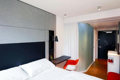 Habitación con cama extragrande. del hotel Citizenm Los Angeles Downtown. Foto 1