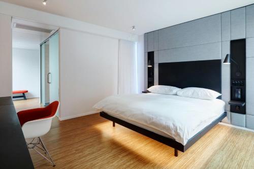 Habitación - cama extragrande - Adaptada para personas con movilidad reducida del hotel Citizenm Los Angeles Downtown