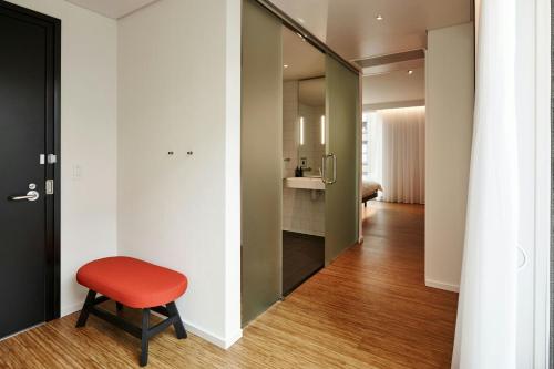 Habitación - cama extragrande - Adaptada para personas con movilidad reducida del hotel Citizenm Los Angeles Downtown. Foto 3