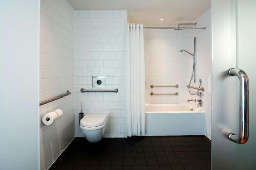 Habitación - cama extragrande - Adaptada para personas con movilidad reducida del hotel Citizenm Los Angeles Downtown. Foto 5