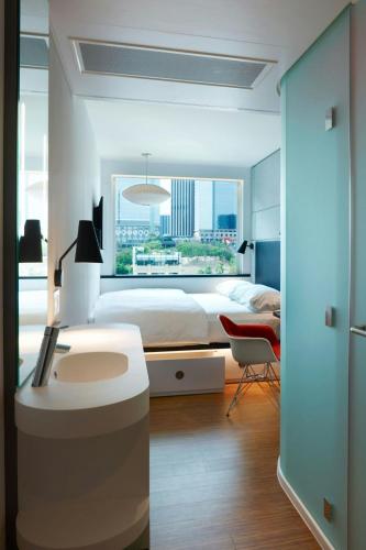 Habitación con cama extragrande y vistas premium del hotel Citizenm Los Angeles Downtown