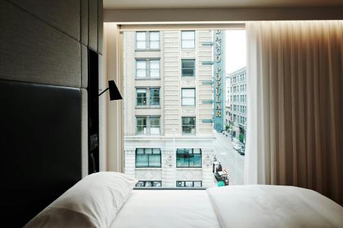 Habitación con cama extragrande y vistas premium del hotel Citizenm Los Angeles Downtown. Foto 1