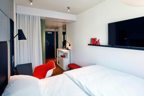 Habitación con cama extragrande y vistas premium del hotel Citizenm Los Angeles Downtown. Foto 3