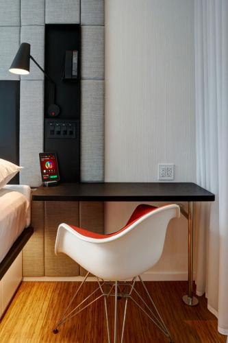 Habitación con cama extragrande y vistas premium del hotel Citizenm Los Angeles Downtown. Foto 5