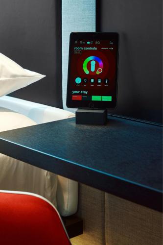 Habitación con cama extragrande - Planta superior del hotel Citizenm Los Angeles Downtown. Foto 5