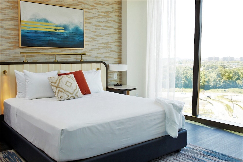 Habitación, 1 cama de matrimonio grande con sofá cama, vistas a la ciudad del hotel Hyatt Regency JFK Airport at Resorts World New York. Foto 3