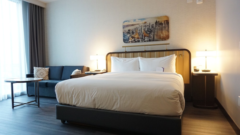 Habitación, 1 cama de matrimonio grande con sofá cama del hotel Hyatt Regency JFK Airport at Resorts World New York. Foto 1