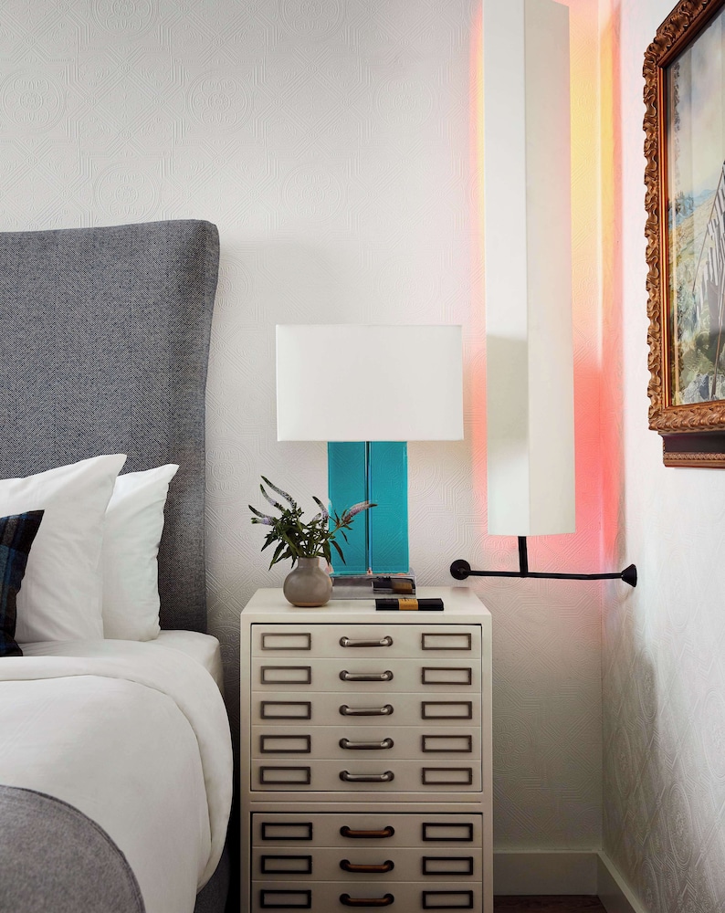 Habitación, 1 cama de matrimonio grande, ducha adaptada (Mobility & Hearing) del hotel Graduate New York. Foto 4