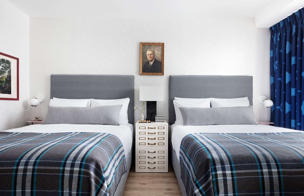 Habitación, 2 camas de matrimonio, ducha adaptada del hotel Graduate New York