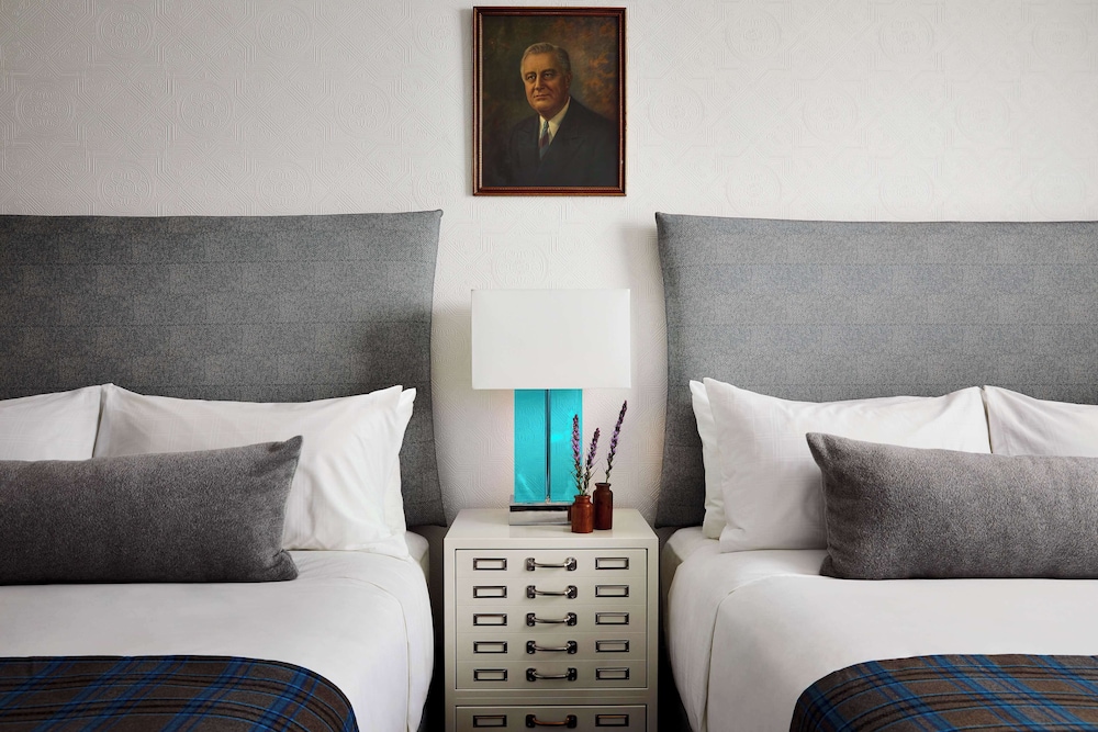 Habitación, 2 camas de matrimonio, ducha adaptada del hotel Graduate New York. Foto 2