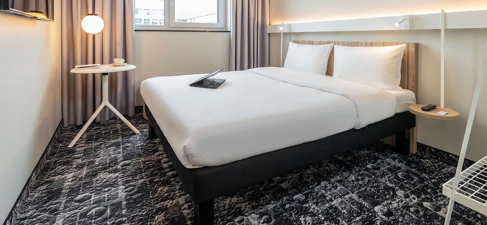 Habitación estándar con 1 cama doble (140 x 200 cm) del hotel ibis Duesseldorf Airport. Foto 1