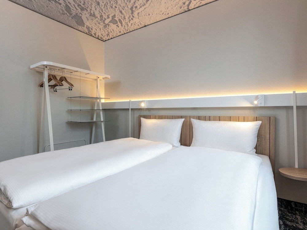 Habitación estándar con 2 camas individuales (90 x 200 cm) del hotel ibis Duesseldorf Airport. Foto 1