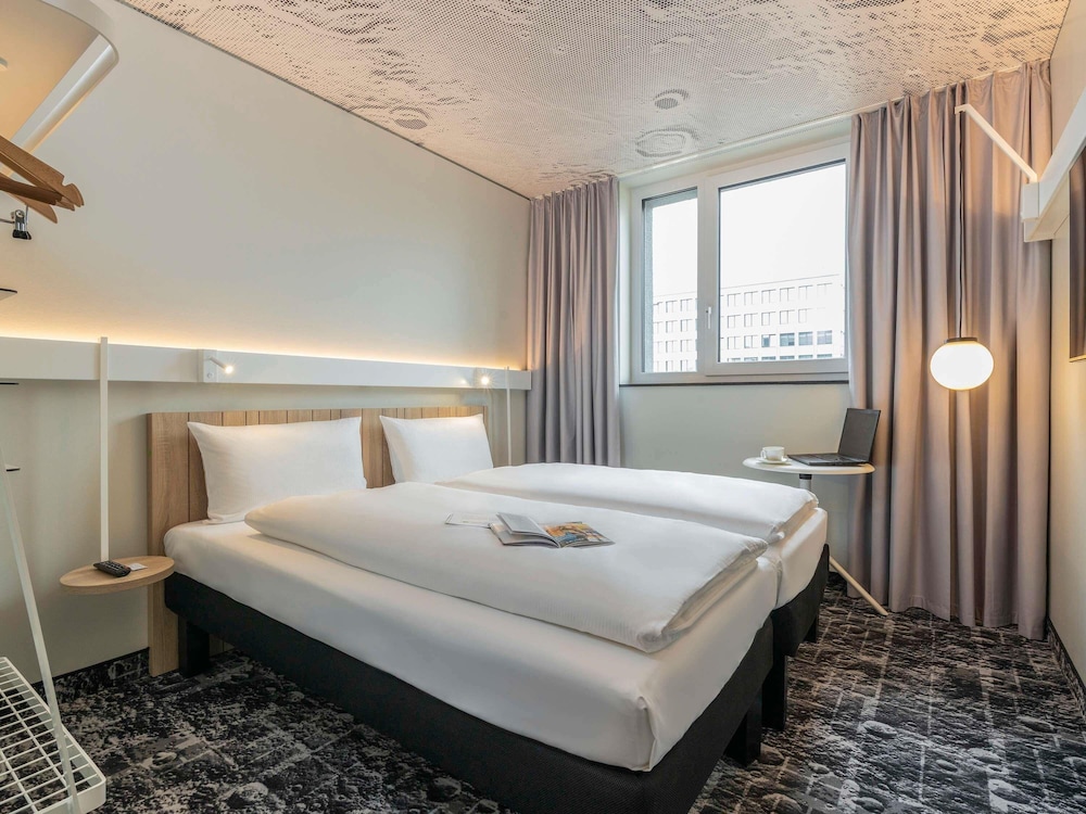 Habitación estándar con 2 camas individuales (90 x 200 cm) del hotel ibis Duesseldorf Airport. Foto 2