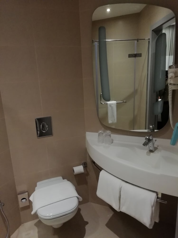 Habitación Estándar con 1 cama doble del hotel ibis Jeddah Malik Road. Foto 16