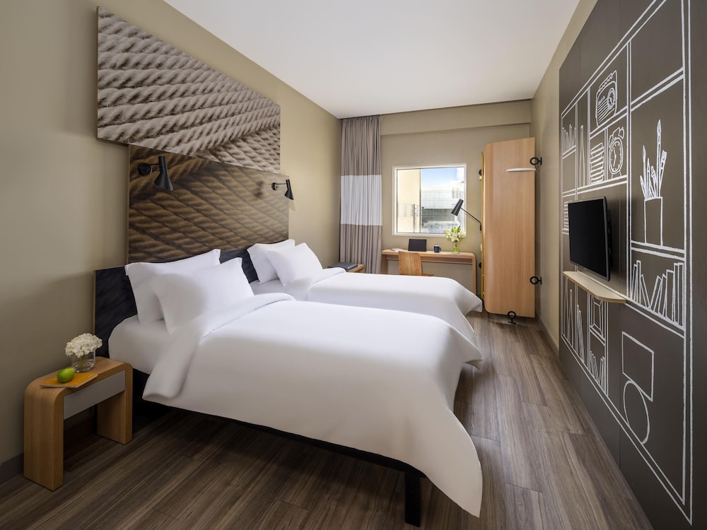 Habitación estándar con 2 camas individuales del hotel ibis Jeddah Malik Road. Foto 1