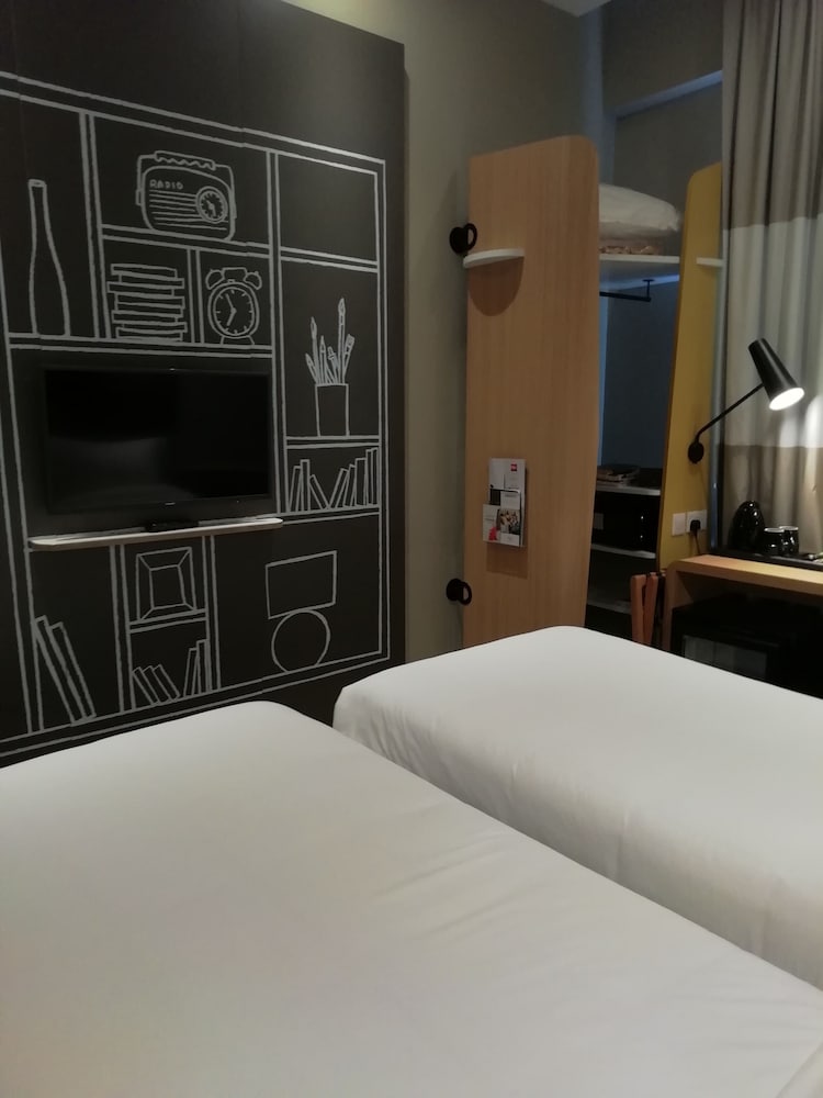 Habitación estándar con 2 camas individuales del hotel ibis Jeddah Malik Road. Foto 2