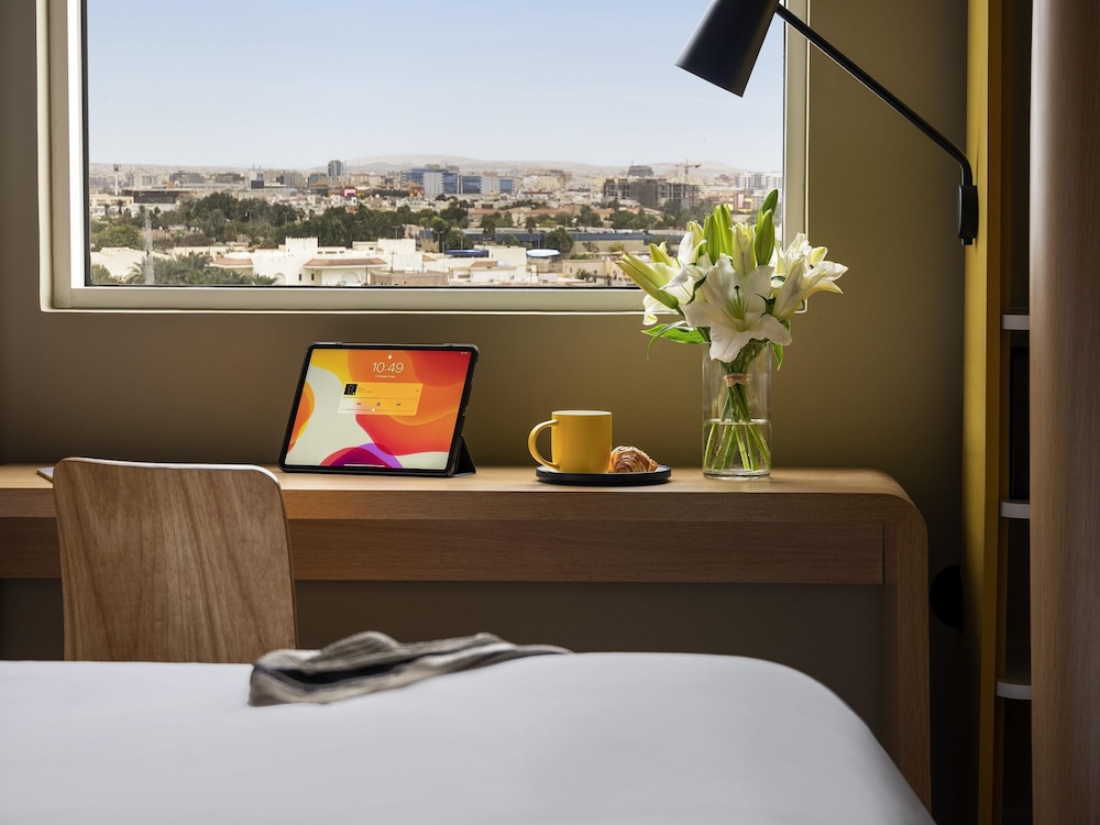 Habitación estándar con 2 camas individuales del hotel ibis Jeddah Malik Road. Foto 6