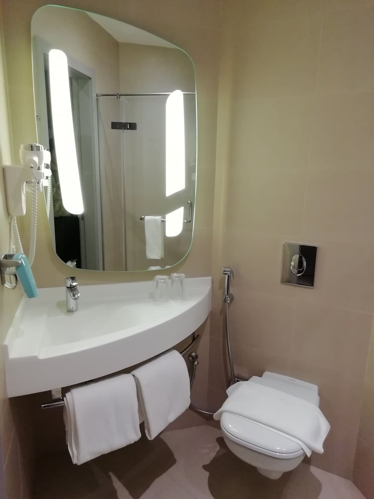 Habitación estándar con 2 camas individuales del hotel ibis Jeddah Malik Road. Foto 9