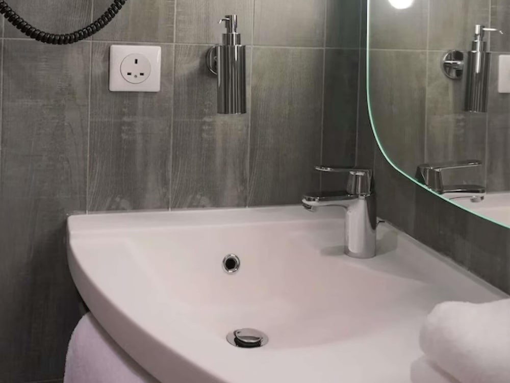 Habitación estándar con 2 camas individuales del hotel Ibis Jeddah City Center. Foto 2