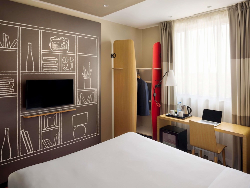 Cama King con vistas al horizonte en planta alta del hotel Ibis Jeddah City Center. Foto 1